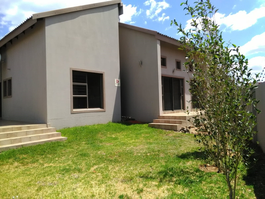 To Let 3 Bedroom Property for Rent in Hillside Free State